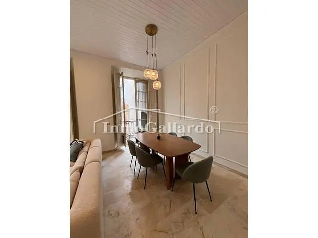 Oturma odası; doğal ışık, fayans zemin