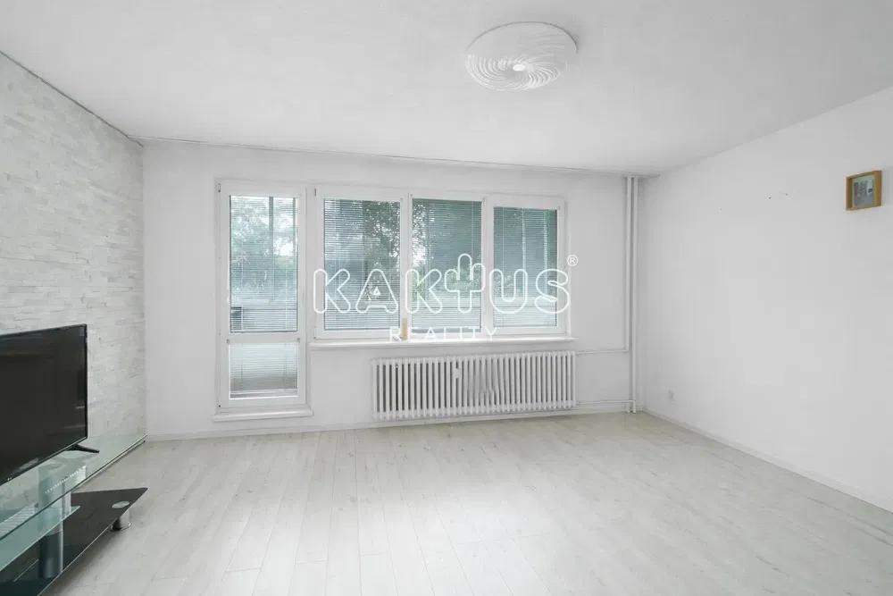 Salon; lumière naturelle, parquet, rénové