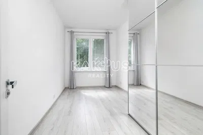 Chambre; lumière naturelle, carrelage, rénové