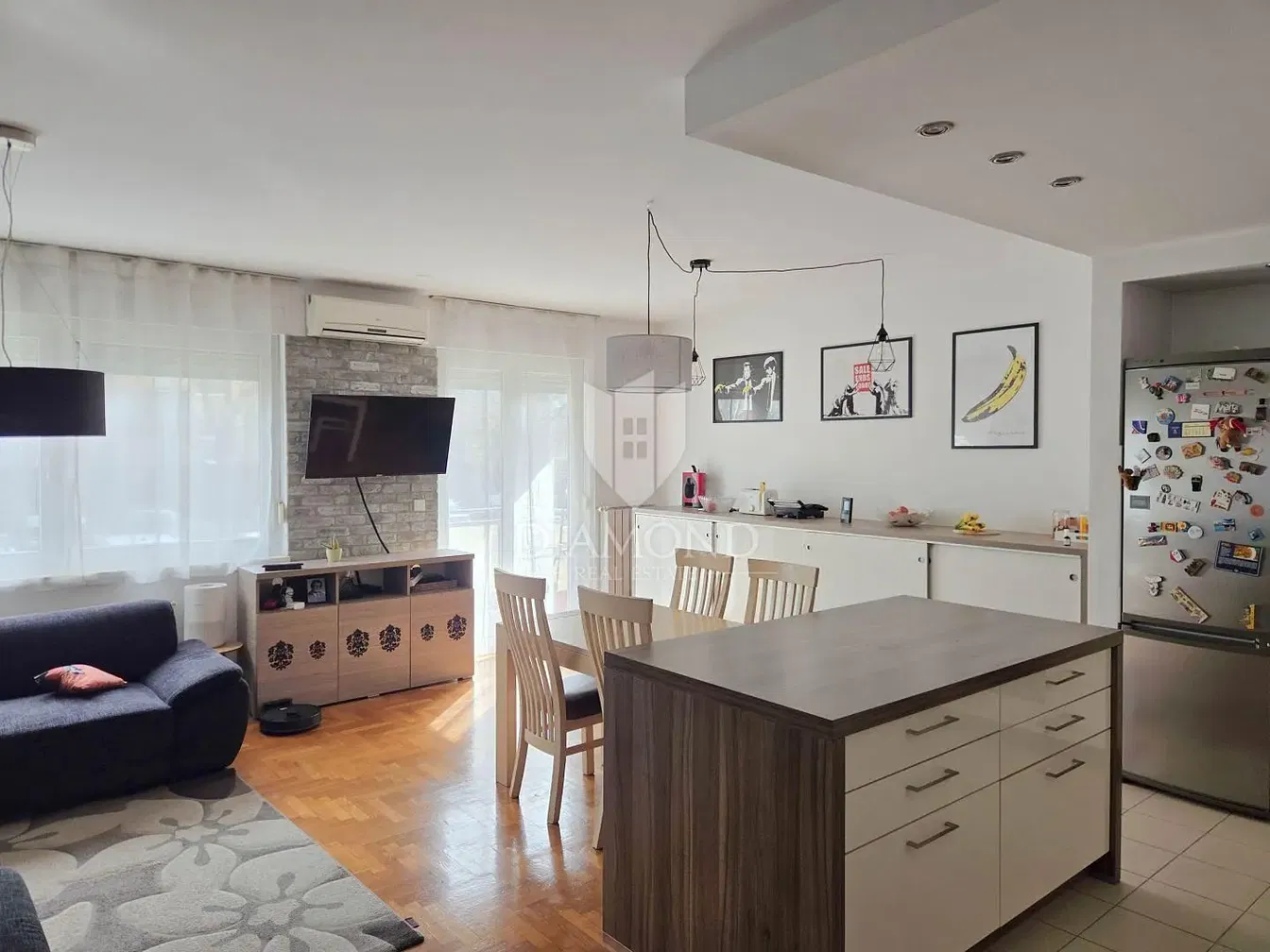 Дневна соба; поглед, природно светло