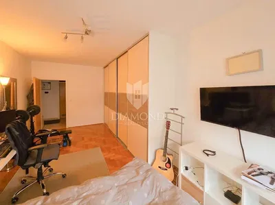 Спаваћа соба; дрвени под, природно светло, модерни стил