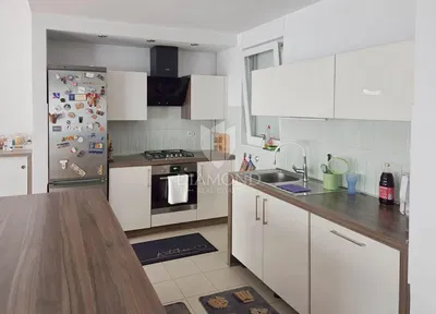 Кухиња; кухињски апарати, природно светло, модерни стил