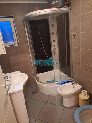 Salle de bain; carrelage, lumière naturelle