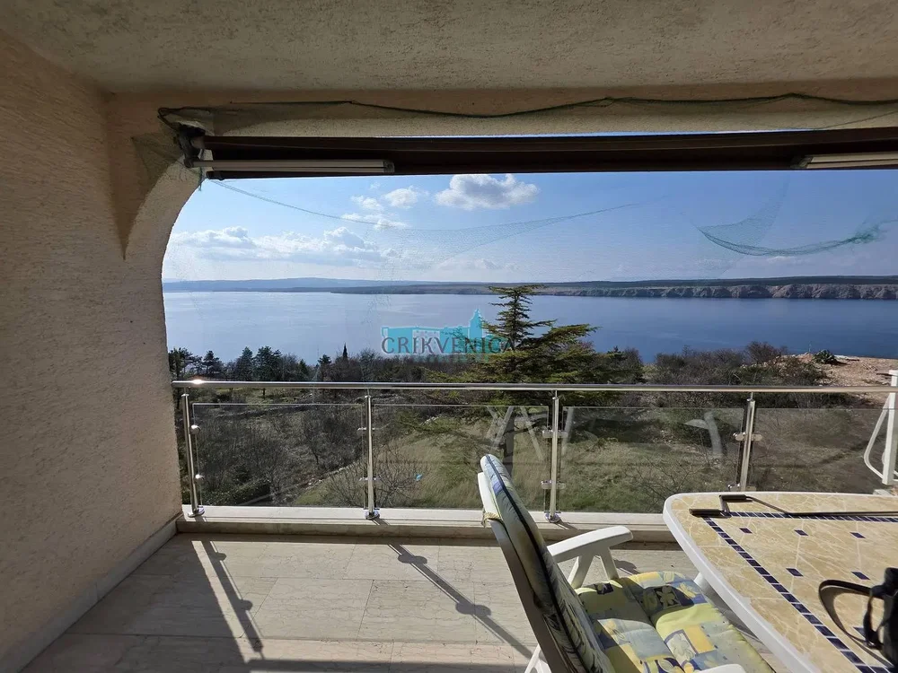 Balkon; výhled, dlažba