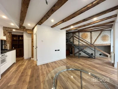 Wohnzimmer; holzbalken, holzboden, rustikaler stil