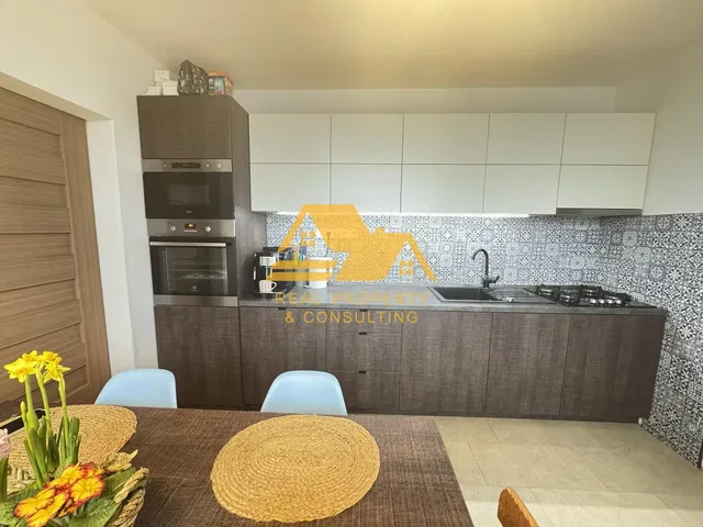 Kuchyňa; kuchynské spotrebiče, dlažba, po rekonštrukcii