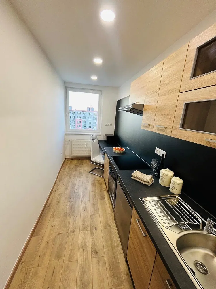 Küche; küchengeräte, holzboden, blick, tageslicht, moderner stil