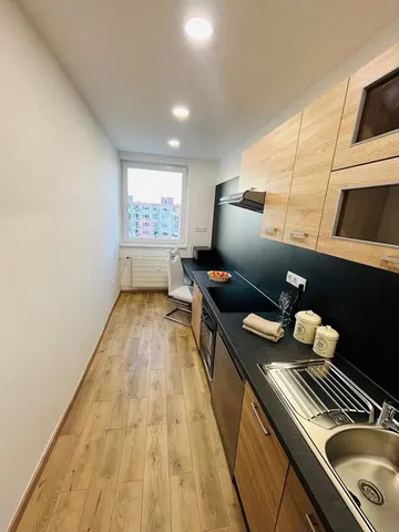 Mutfak; mutfak aletleri, ahşap zemin, manzara, doğal ışık, modern stil