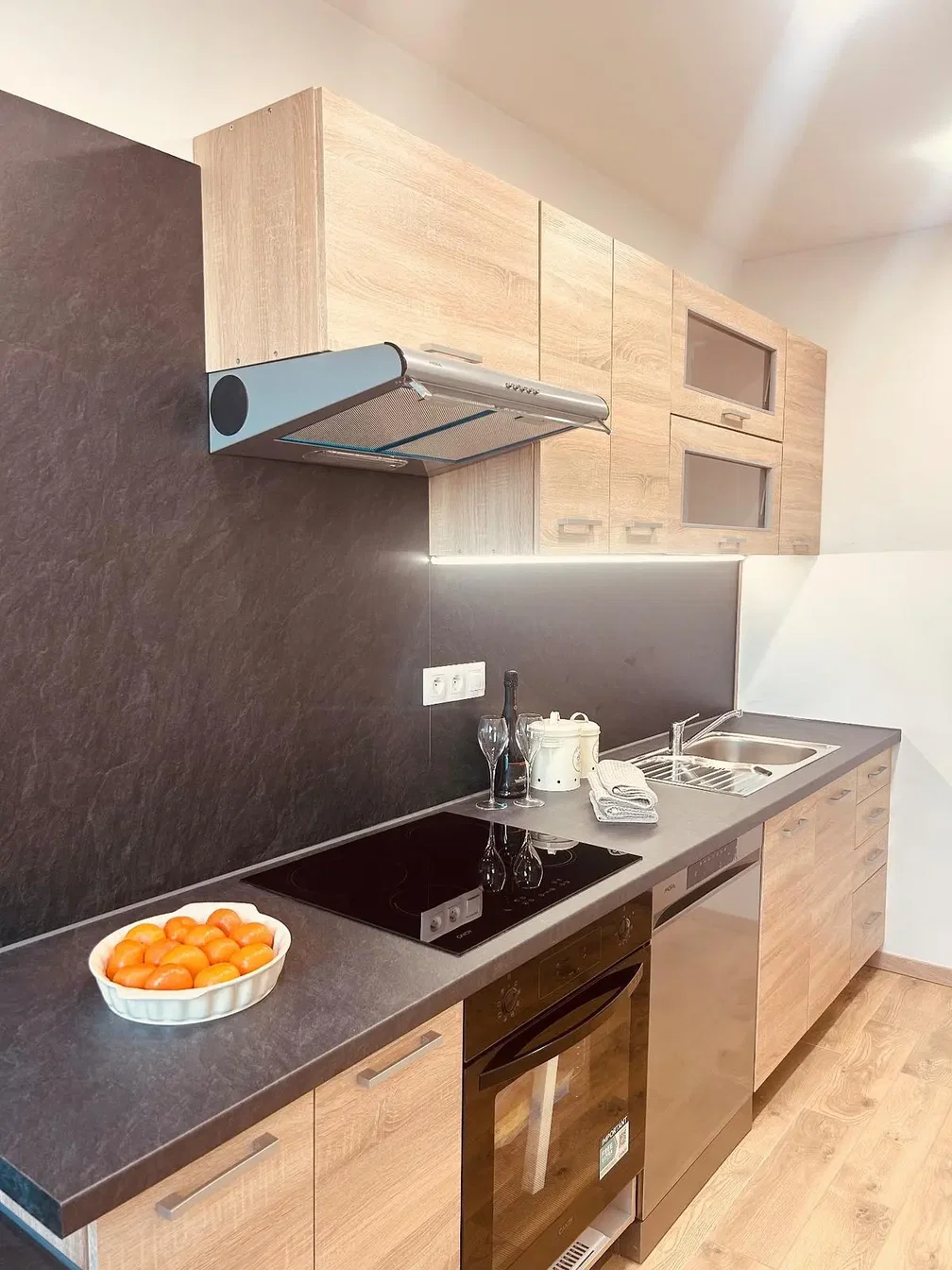 Küche; küchengeräte, renoviert, tageslicht, moderner stil