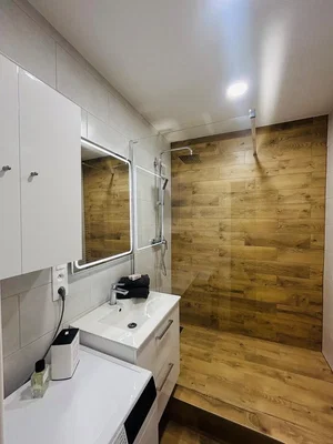 Badezimmer; renoviert, tageslicht, moderner stil