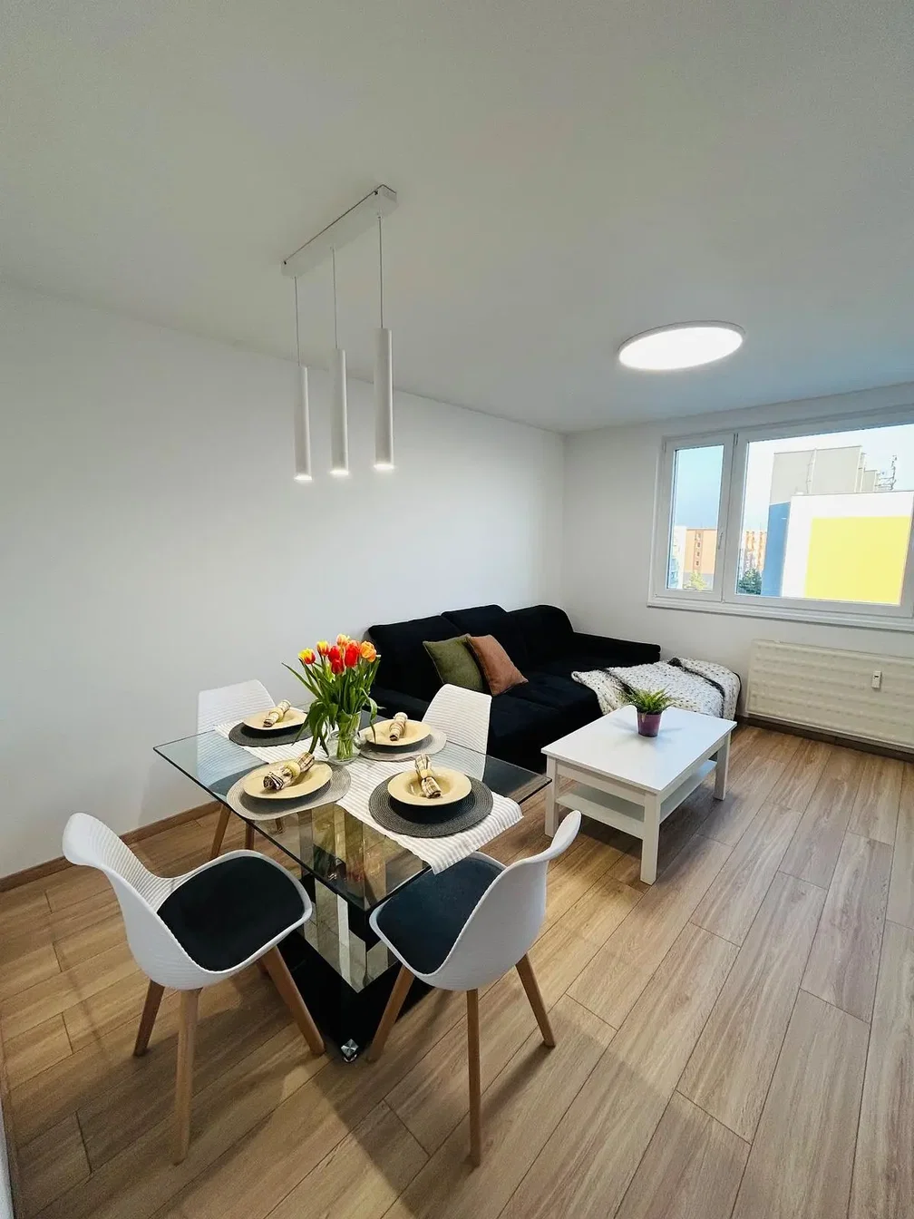 Wohnzimmer; tageslicht, moderner stil, holzboden