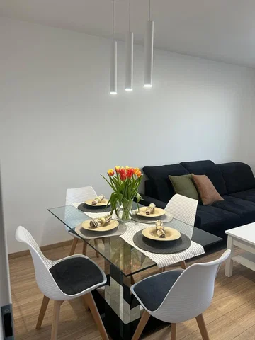 Sala de estar; estilo moderno, chão de madeira, luz natural