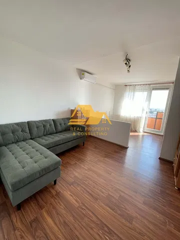 Oturma odası; manzara, ahşap zemin, doğal ışık