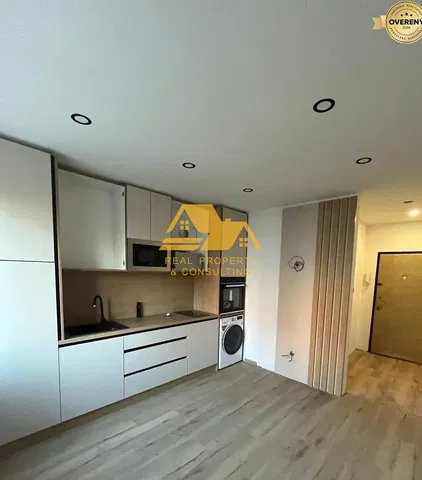 Kuchyňa; kuchynské spotrebiče, drevená podlaha, po rekonštrukcii, prirodzené svetlo