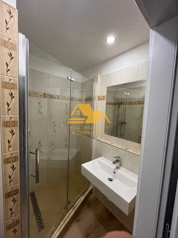 Kúpeľňa; dlažba, po rekonštrukcii, prirodzené svetlo