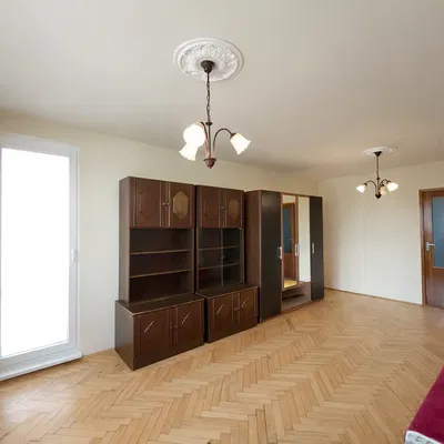 Ložnice; dřevěná podlaha, přirozené světlo