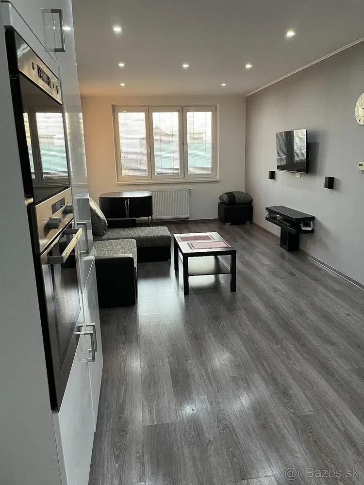 Dnevna soba; kuhinjski aparati, drveni pod, prirodno svjetlo, moderni stil