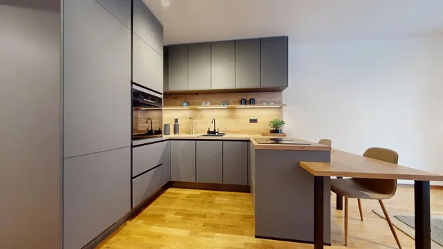 Kuchyňa; kuchynské spotrebiče, drevená podlaha, prirodzené svetlo, moderný štýl