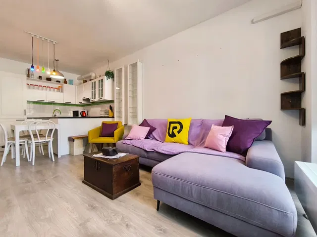 Obývačka; prirodzené svetlo, moderný štýl, drevená podlaha