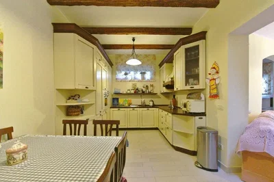 Kuchyně; dřevěné trámy, dlažba, přirozené světlo