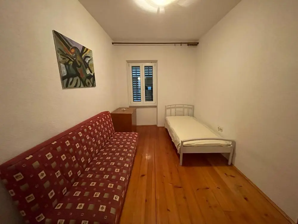 Schlafzimmer; holzboden, tageslicht