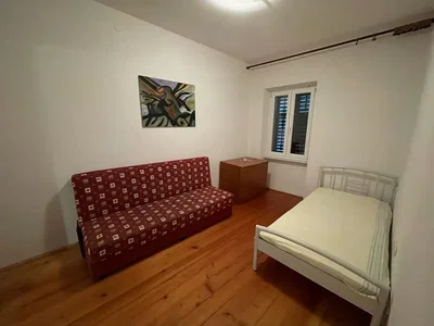 Schlafzimmer; holzboden, tageslicht
