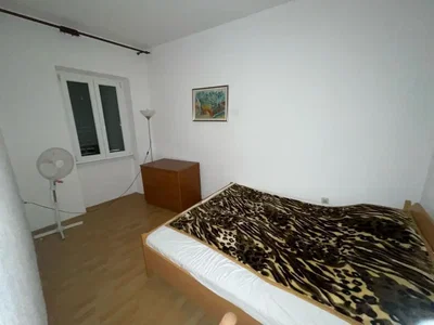 Schlafzimmer; holzboden, tageslicht