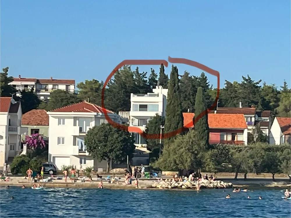 Dům a okolí; výhled