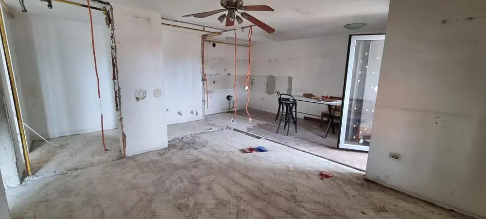 Küche; renovierungsbedürftig, tageslicht