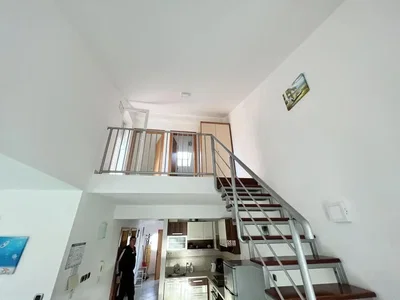 Cuisine; hauteur sous plafond, lumière naturelle, style moderne