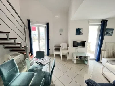 Salon; lumière naturelle, carrelage