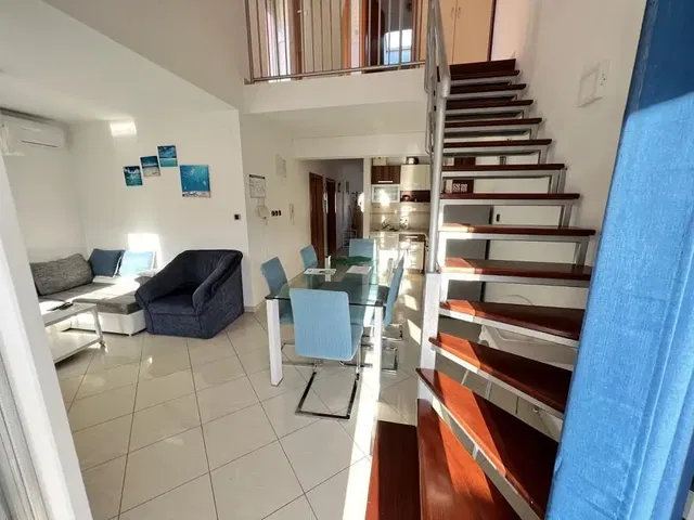 Salon; carrelage, lumière naturelle