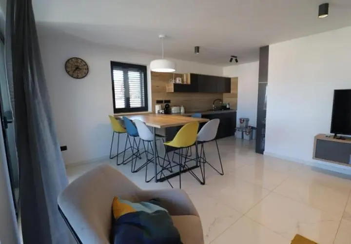 Jídelna; dlažba, přirozené světlo, moderní styl