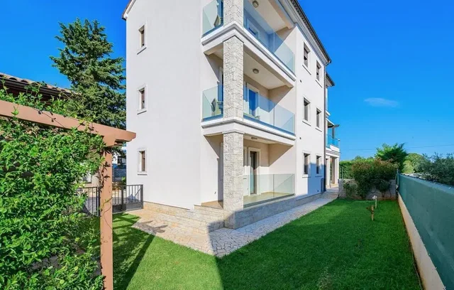 Haus und umgebung; tageslicht