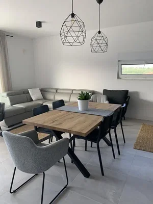 Obývací pokoj; přirozené světlo, dlažba, moderní styl