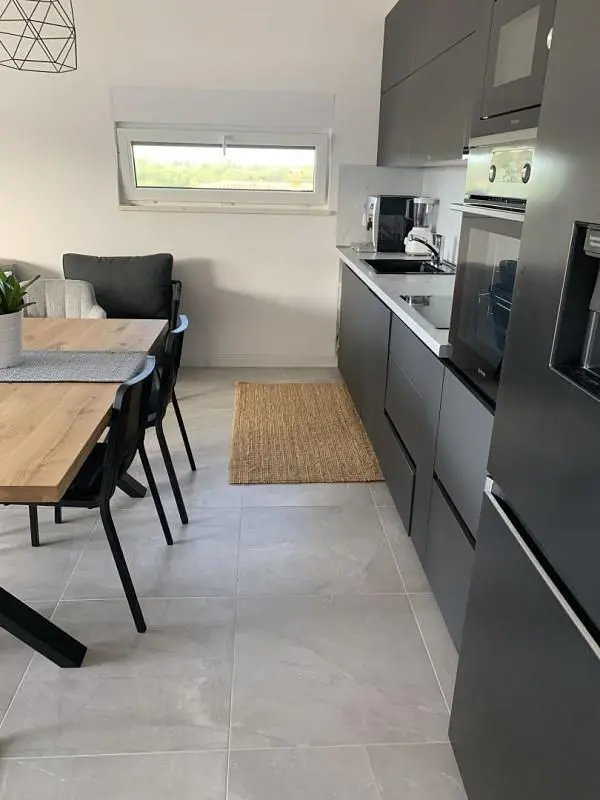Kuchyně; kuchyňské spotřebiče, dlažba, přirozené světlo, moderní styl