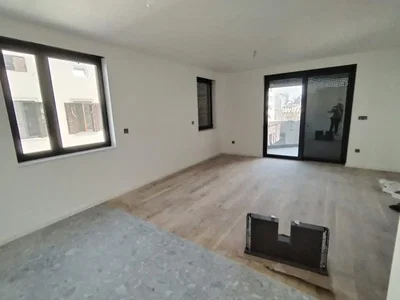 Obývací pokoj; přirozené světlo, dřevěná podlaha, po rekonstrukci