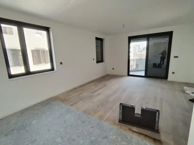 Obývací pokoj; přirozené světlo, dřevěná podlaha, po rekonstrukci