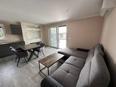 Obývací pokoj; přirozené světlo, moderní styl, dřevěná podlaha