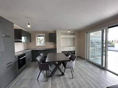 Kuchyně; kuchyňské spotřebiče, přirozené světlo, moderní styl, dřevěná podlaha