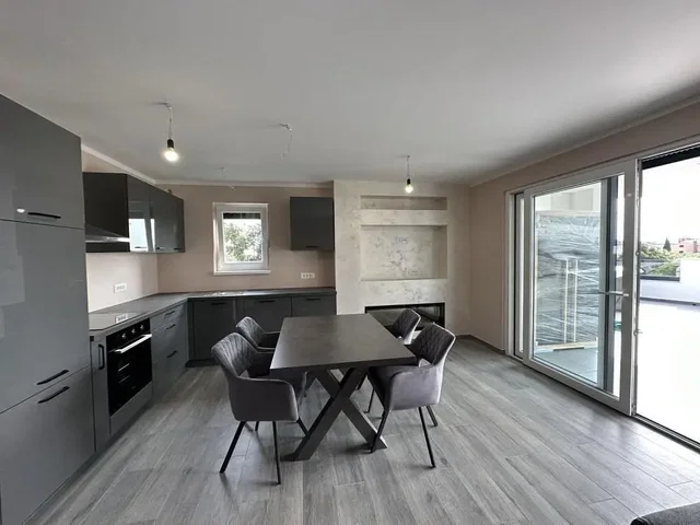 Cozinha; eletrodomésticos, luz natural, estilo moderno, chão de madeira