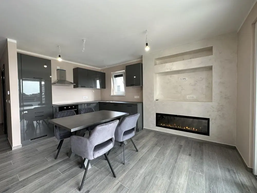 Obývací pokoj; krb, dlažba, přirozené světlo