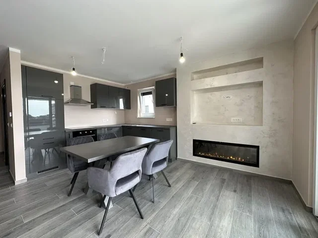 Sala de estar; lareira, chão de azulejo, luz natural