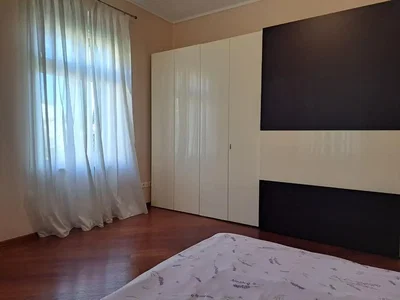 Ložnice; dřevěná podlaha, přirozené světlo