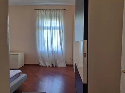 Ložnice; přirozené světlo, dřevěná podlaha