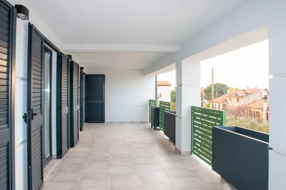Balkon; výhled, dlažba