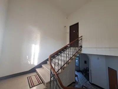 Dům a okolí; přirozené světlo, dřevěné trámy