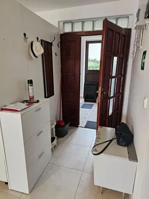 Vestiaire; carrelage, lumière naturelle