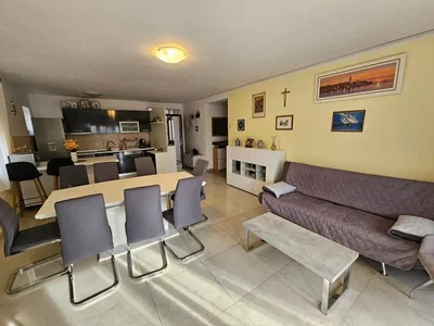 Salon; carrelage, électroménager