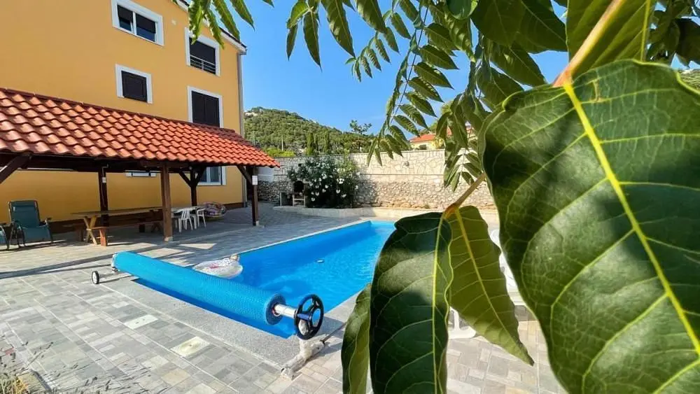 Maison et environs; vue, lumière naturelle